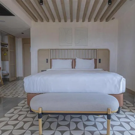 Radisson Blu Hotel, Hotel *