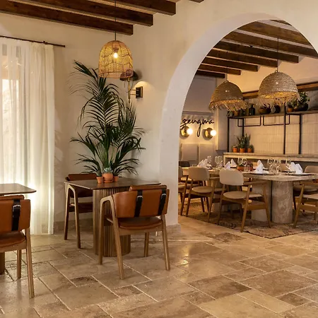 Radisson Blu Hotel, *